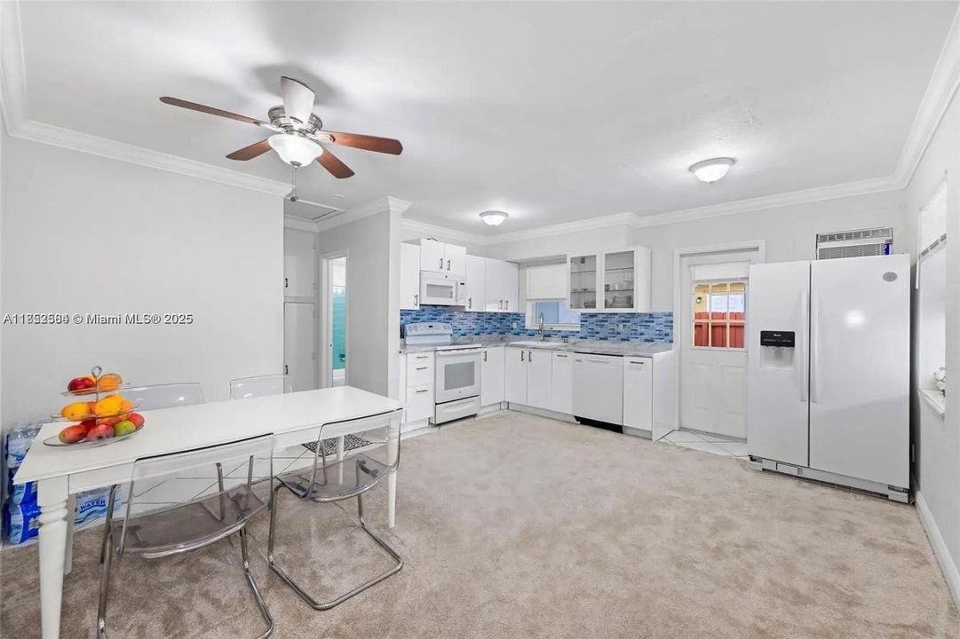 На продажу: $408,000 (2 спален, 1 ванн, 812 Квадратных фут)