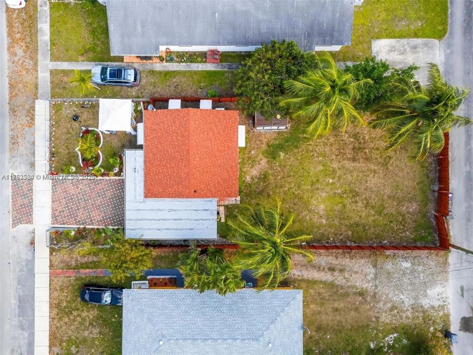 На продажу: $408,000 (2 спален, 1 ванн, 812 Квадратных фут)