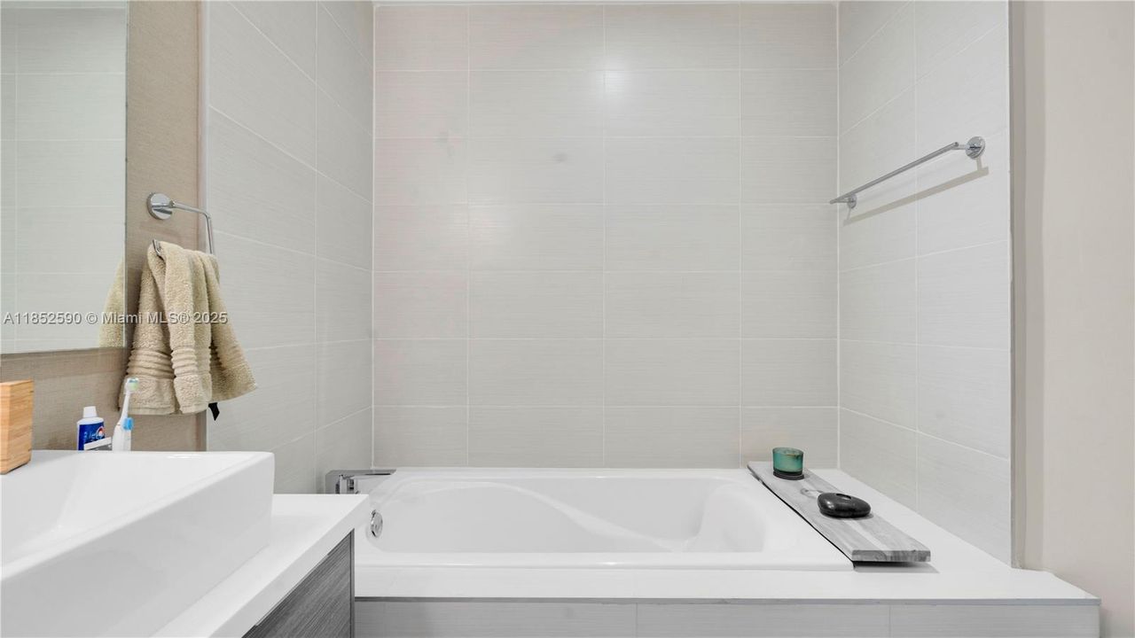 Recently Sold: $1,030,000 (3 beds, 3 baths, 1638 Square Feet)