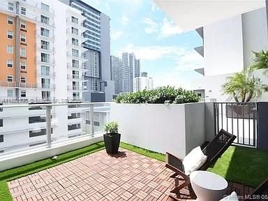 Recently Sold: $1,030,000 (3 beds, 3 baths, 1638 Square Feet)