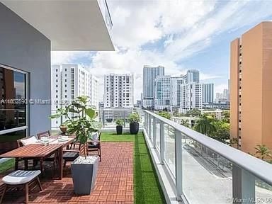 Recently Sold: $1,030,000 (3 beds, 3 baths, 1638 Square Feet)