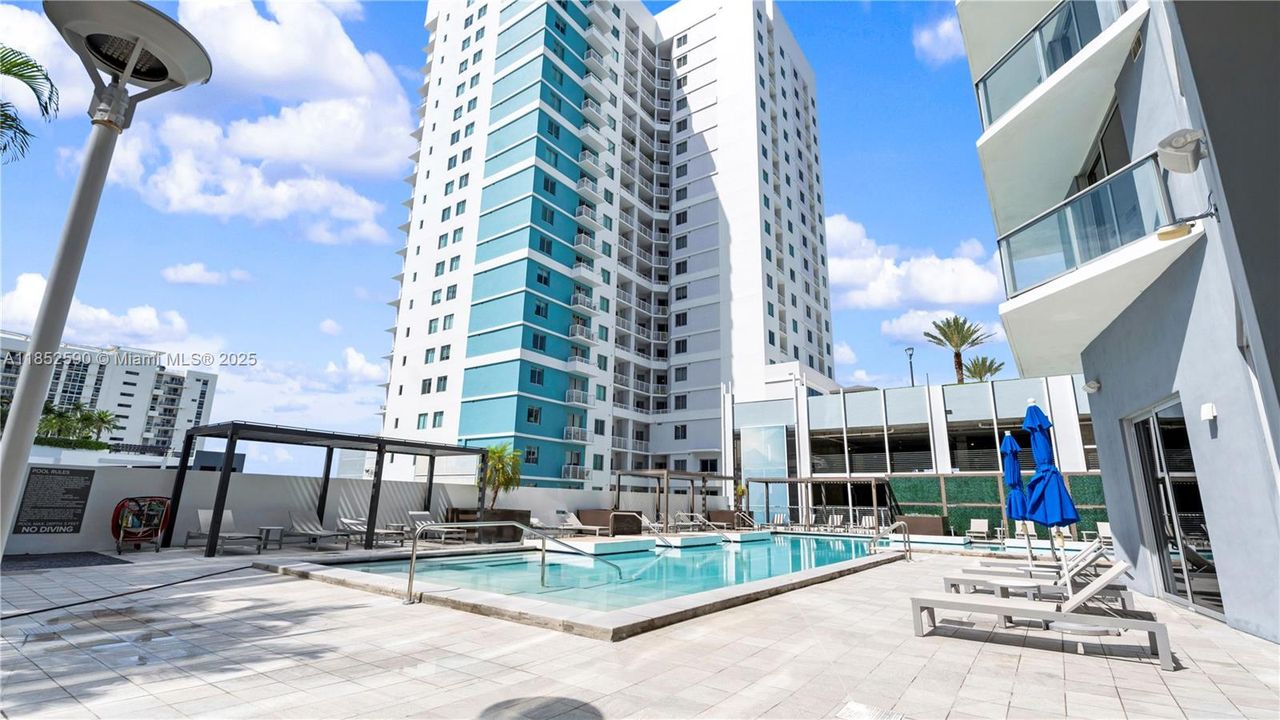 Recently Sold: $1,030,000 (3 beds, 3 baths, 1638 Square Feet)