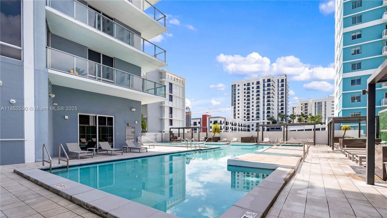 Recently Sold: $1,030,000 (3 beds, 3 baths, 1638 Square Feet)