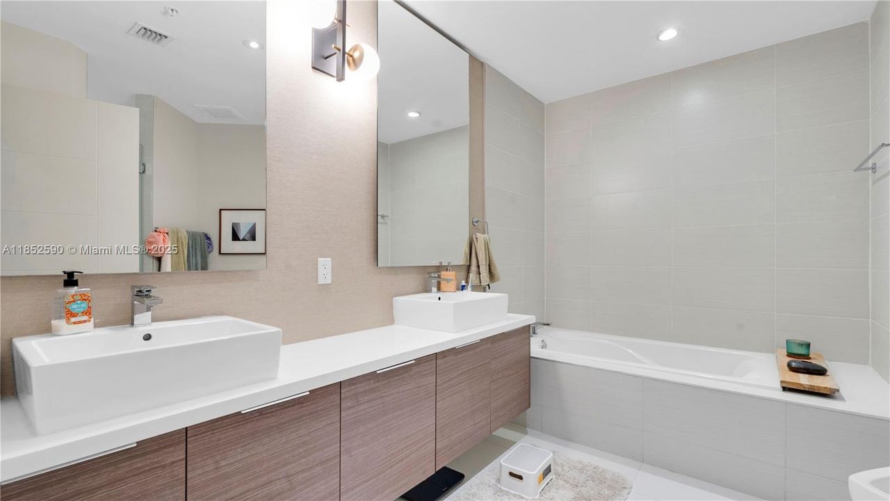 Recently Sold: $1,030,000 (3 beds, 3 baths, 1638 Square Feet)