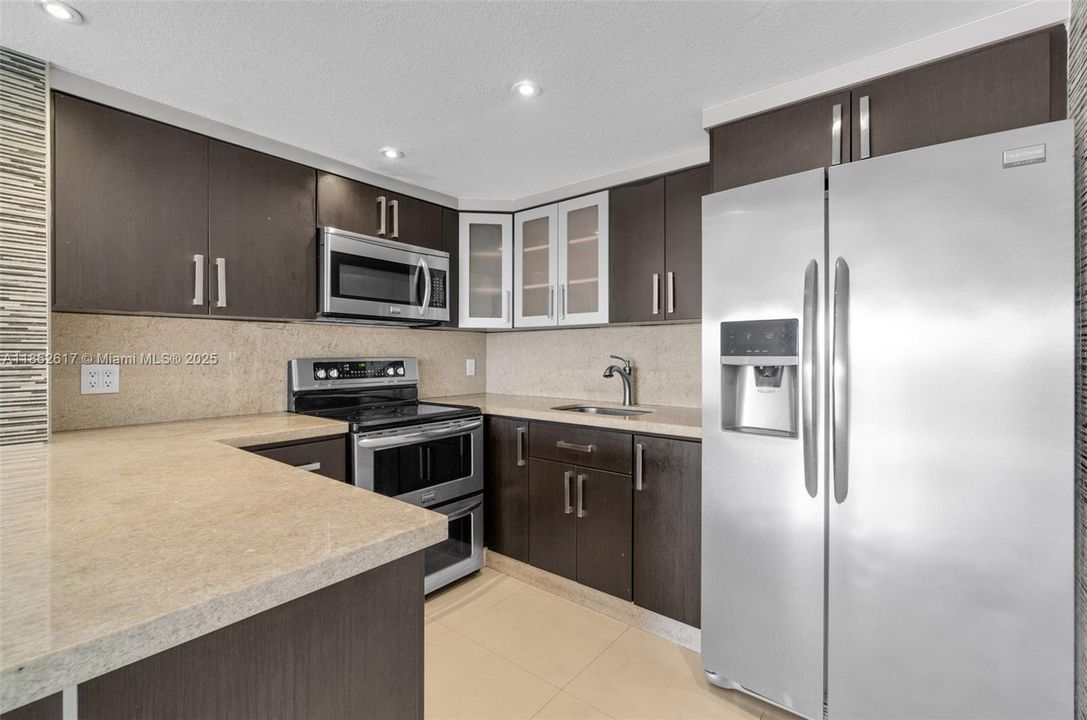 Vendido Recientemente: $330,000 (2 camas, 2 baños, 1036 Pies cuadrados)