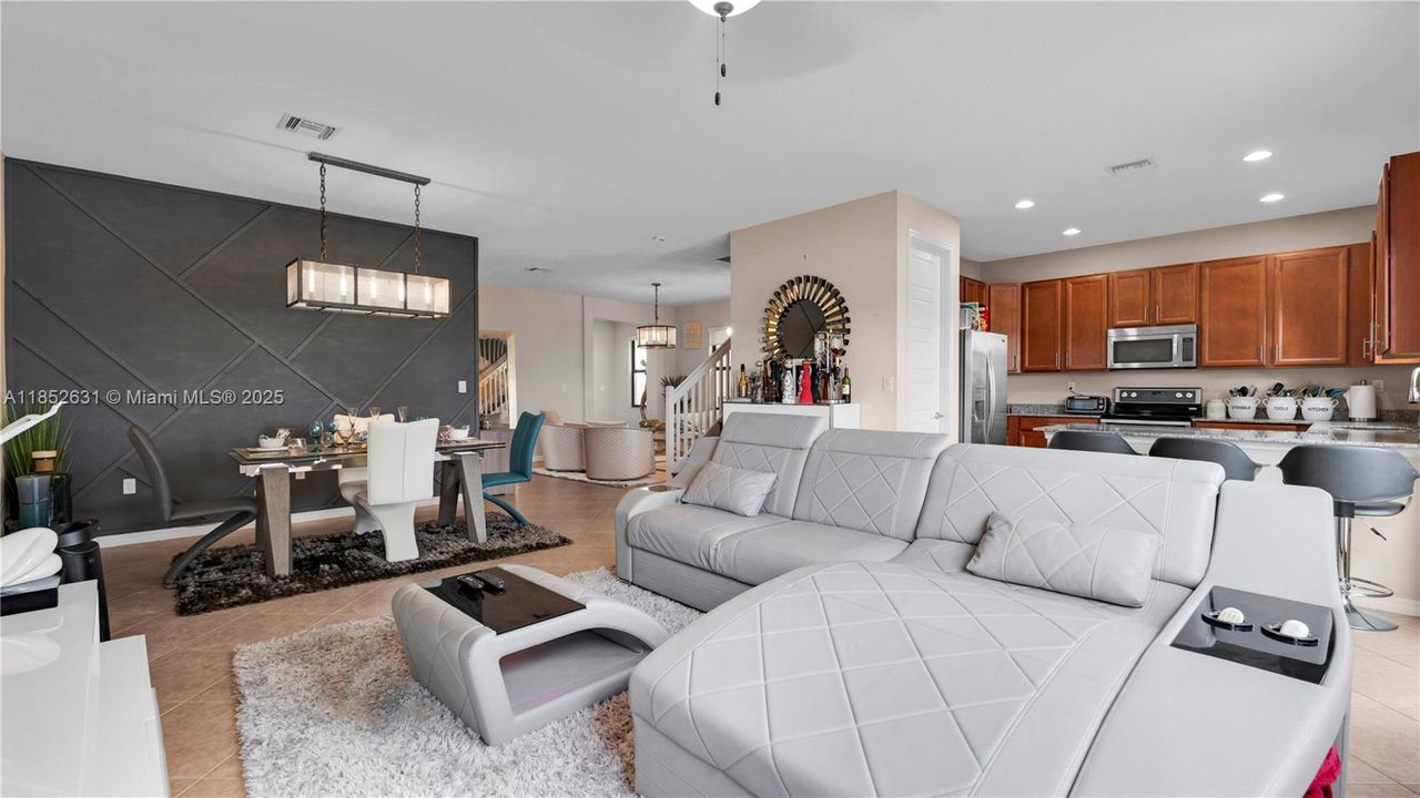 Activo con contrato: $770,000 (4 camas, 2 baños, 2223 Pies cuadrados)