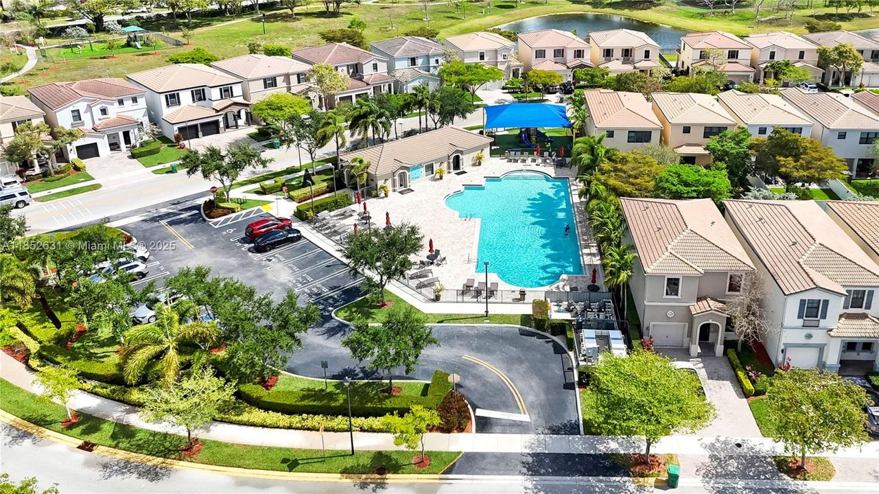 Activo con contrato: $770,000 (4 camas, 2 baños, 2223 Pies cuadrados)