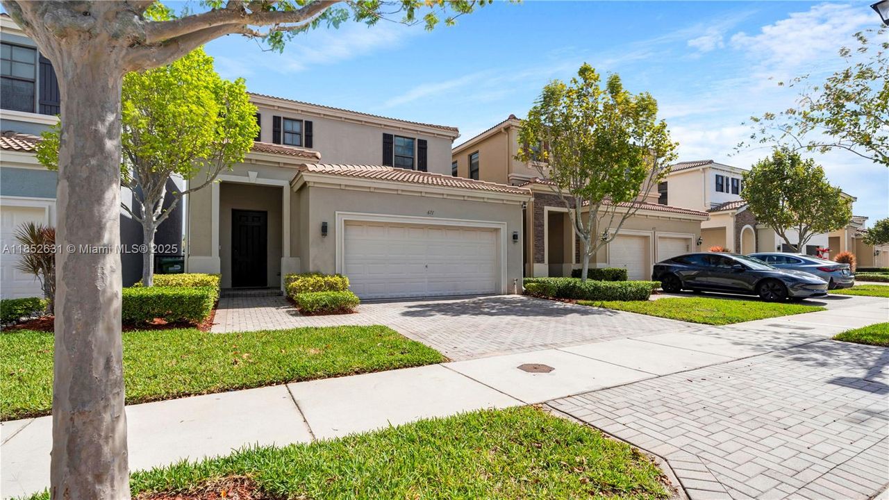 Activo con contrato: $770,000 (4 camas, 2 baños, 2223 Pies cuadrados)