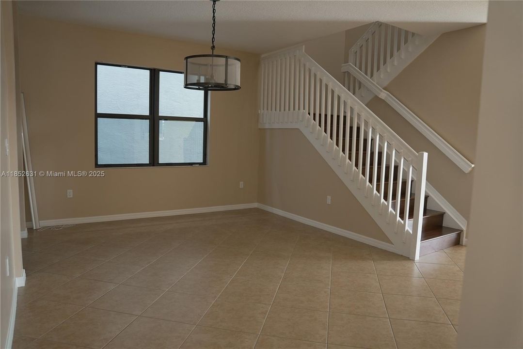 Activo con contrato: $770,000 (4 camas, 2 baños, 2223 Pies cuadrados)