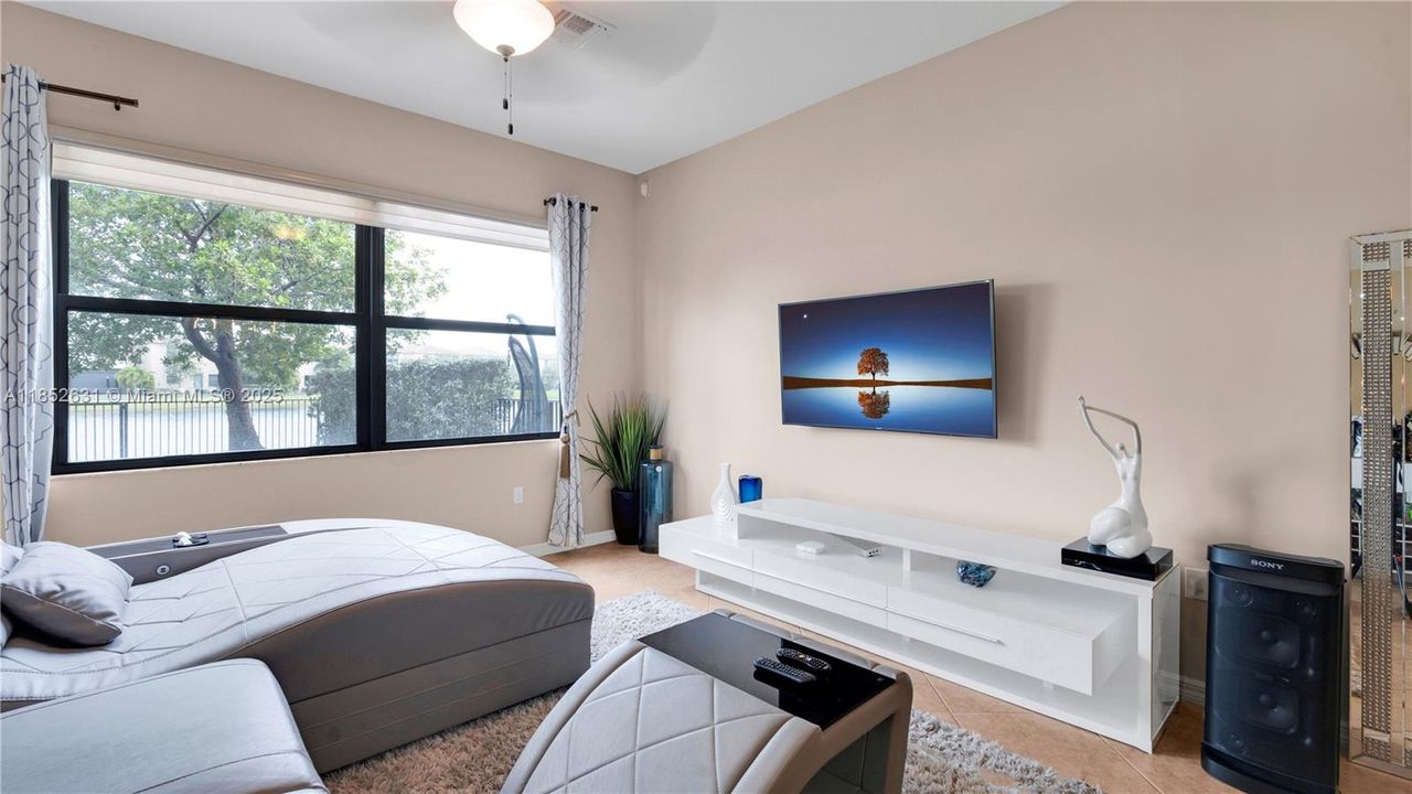 Activo con contrato: $770,000 (4 camas, 2 baños, 2223 Pies cuadrados)