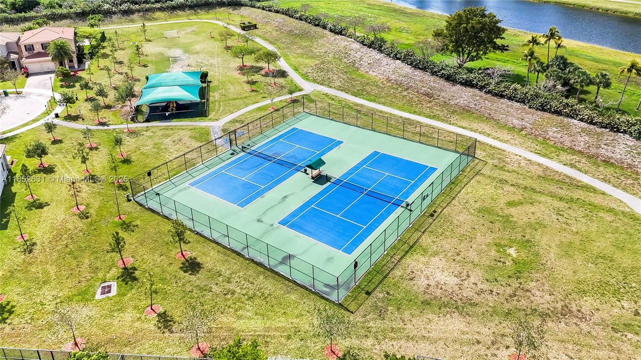 Activo con contrato: $770,000 (4 camas, 2 baños, 2223 Pies cuadrados)