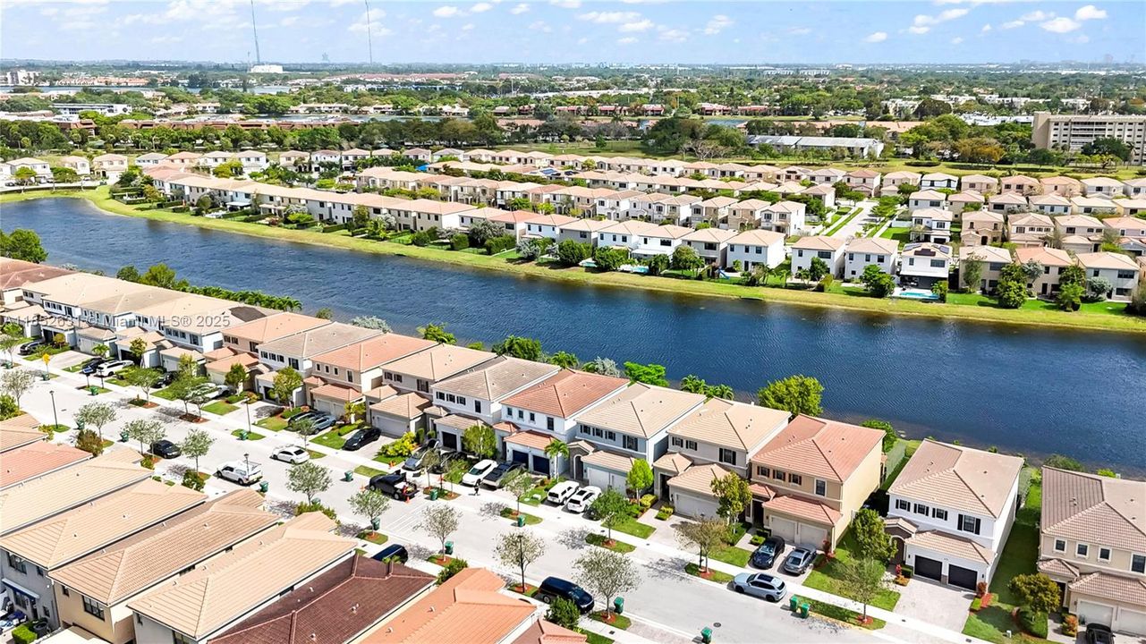 Activo con contrato: $770,000 (4 camas, 2 baños, 2223 Pies cuadrados)