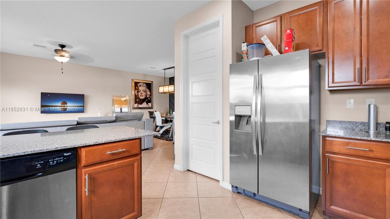 Activo con contrato: $770,000 (4 camas, 2 baños, 2223 Pies cuadrados)