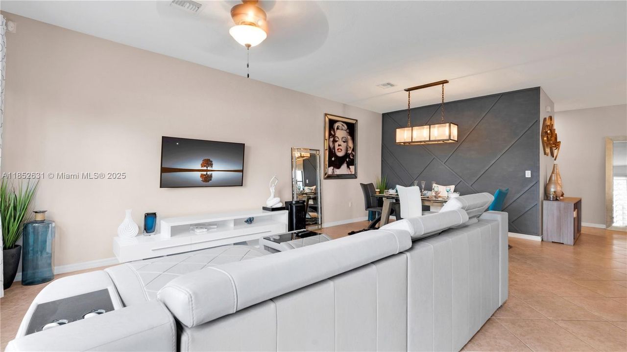 Activo con contrato: $770,000 (4 camas, 2 baños, 2223 Pies cuadrados)