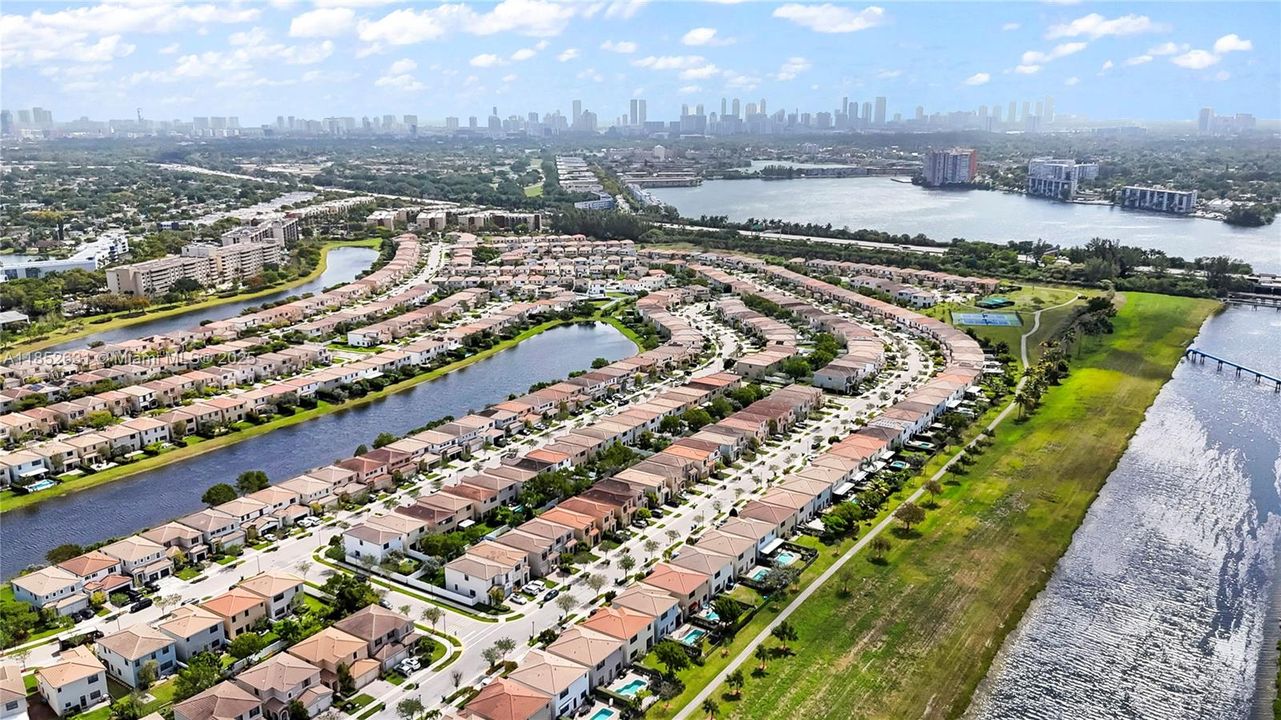 Activo con contrato: $770,000 (4 camas, 2 baños, 2223 Pies cuadrados)