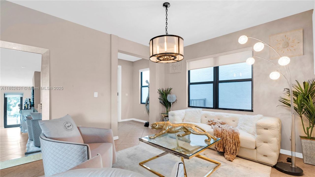 Activo con contrato: $770,000 (4 camas, 2 baños, 2223 Pies cuadrados)