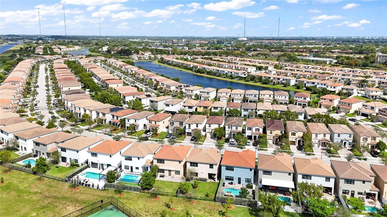 Activo con contrato: $770,000 (4 camas, 2 baños, 2223 Pies cuadrados)