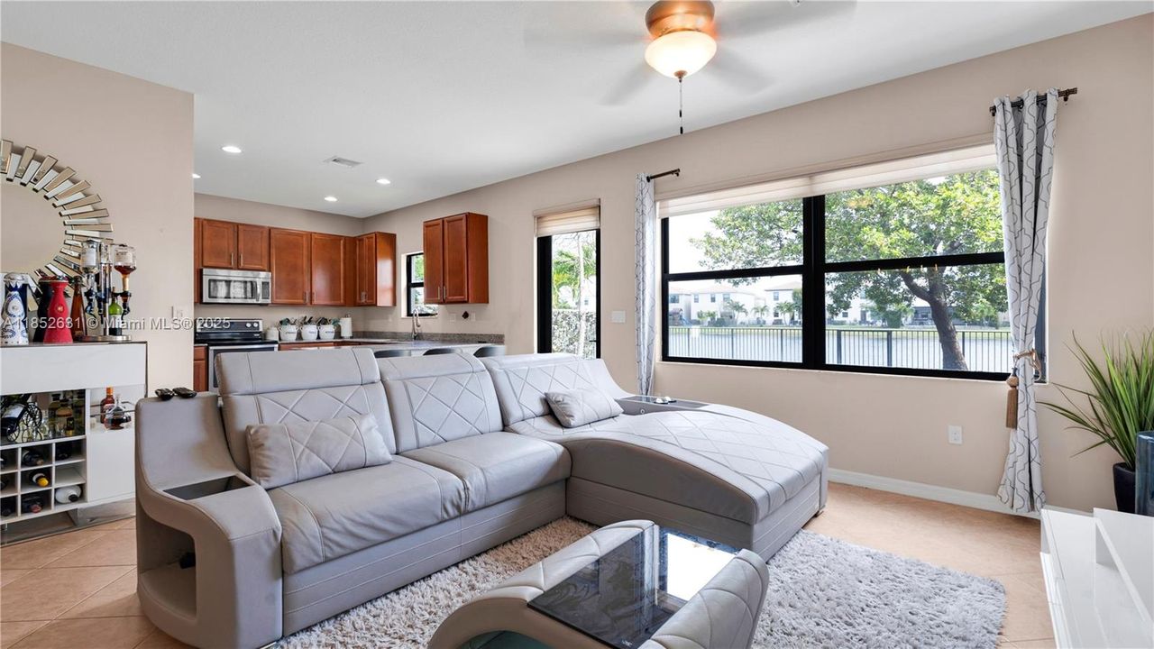 Activo con contrato: $770,000 (4 camas, 2 baños, 2223 Pies cuadrados)