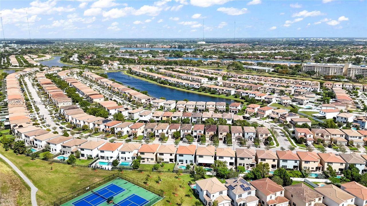 Activo con contrato: $770,000 (4 camas, 2 baños, 2223 Pies cuadrados)