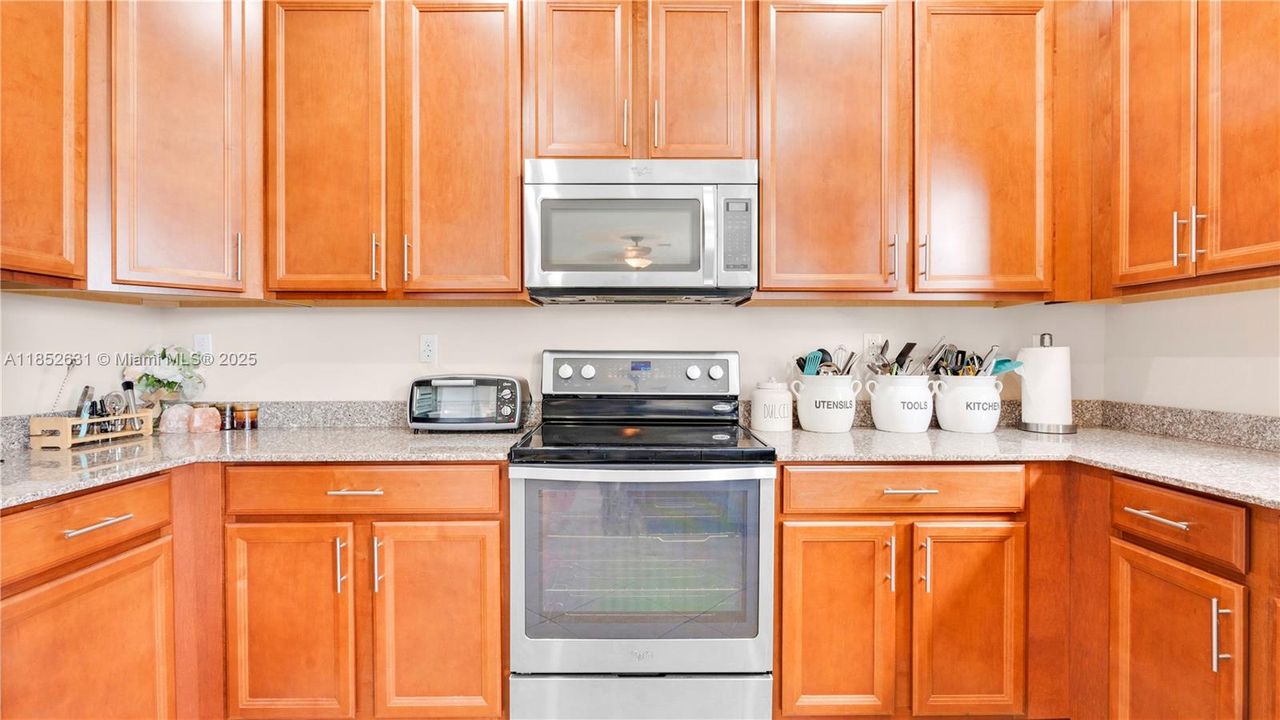 Activo con contrato: $770,000 (4 camas, 2 baños, 2223 Pies cuadrados)