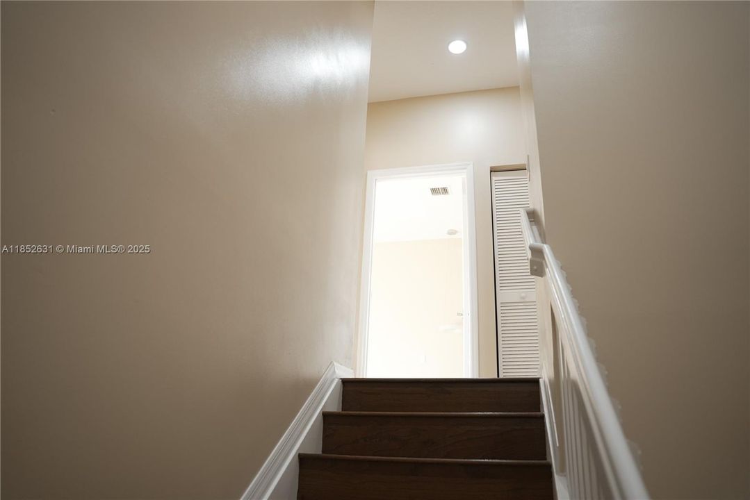 Activo con contrato: $770,000 (4 camas, 2 baños, 2223 Pies cuadrados)