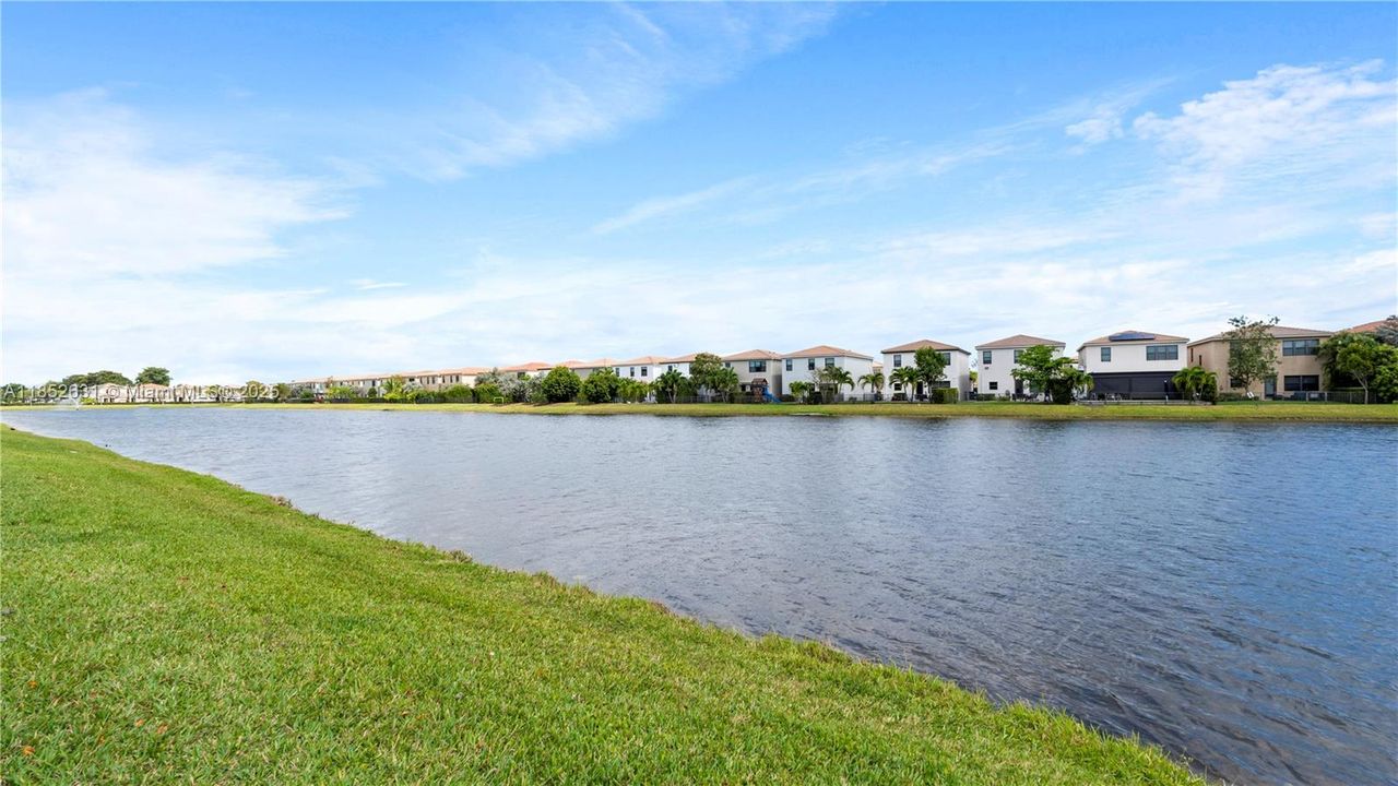 Activo con contrato: $770,000 (4 camas, 2 baños, 2223 Pies cuadrados)