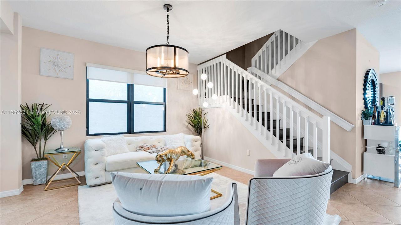 Activo con contrato: $770,000 (4 camas, 2 baños, 2223 Pies cuadrados)