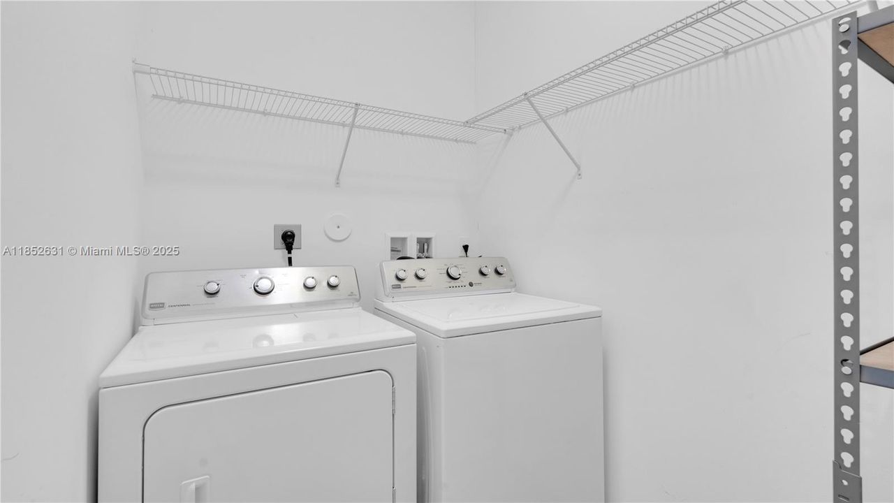 Activo con contrato: $770,000 (4 camas, 2 baños, 2223 Pies cuadrados)