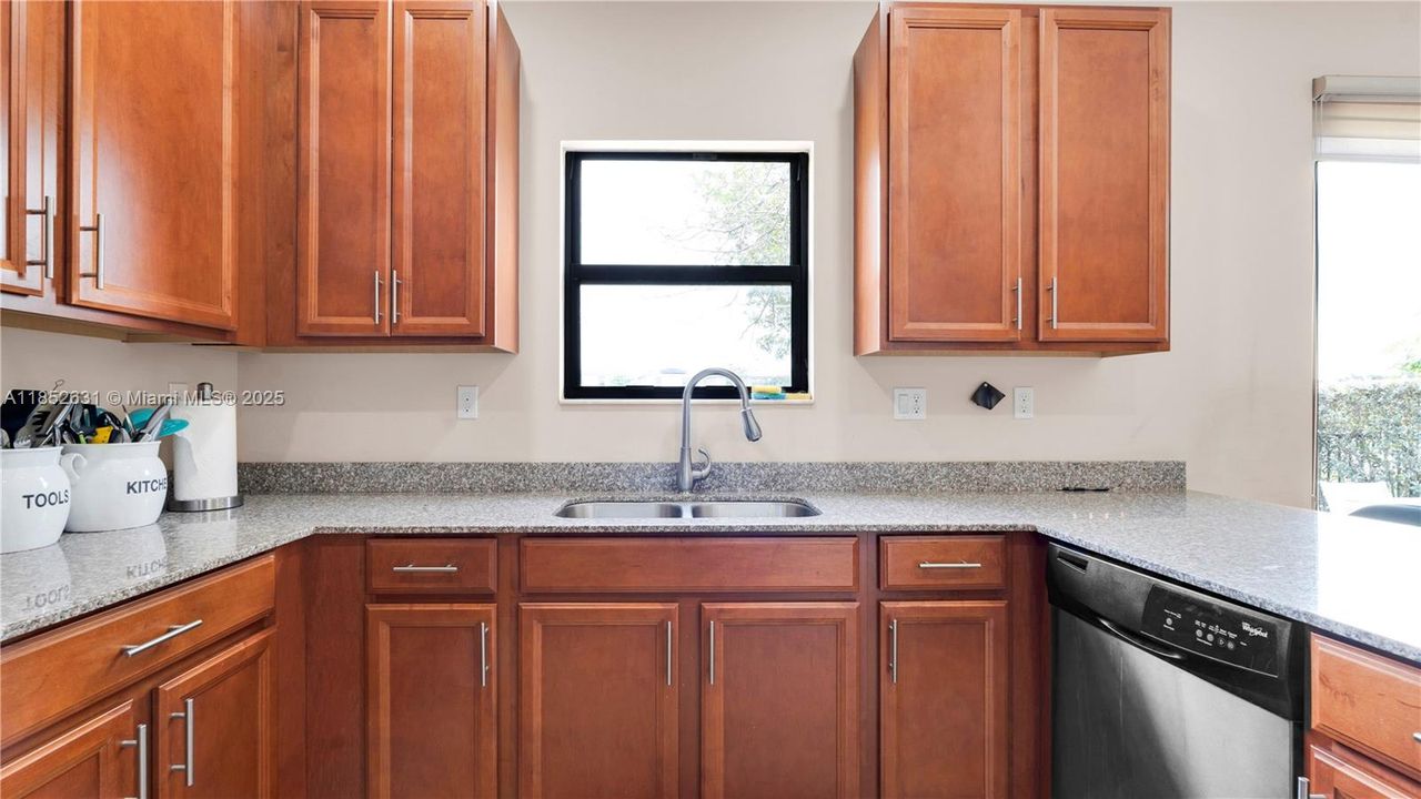 Activo con contrato: $770,000 (4 camas, 2 baños, 2223 Pies cuadrados)