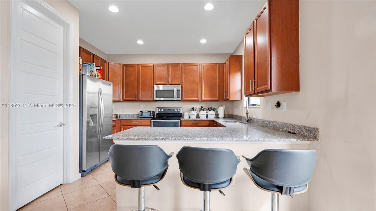 Activo con contrato: $770,000 (4 camas, 2 baños, 2223 Pies cuadrados)