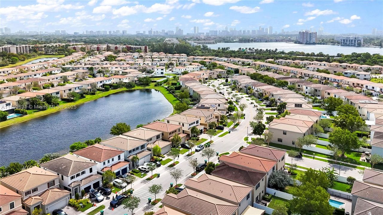 Activo con contrato: $770,000 (4 camas, 2 baños, 2223 Pies cuadrados)