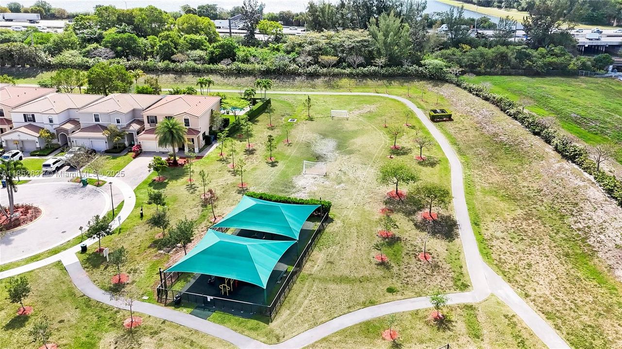 Activo con contrato: $770,000 (4 camas, 2 baños, 2223 Pies cuadrados)