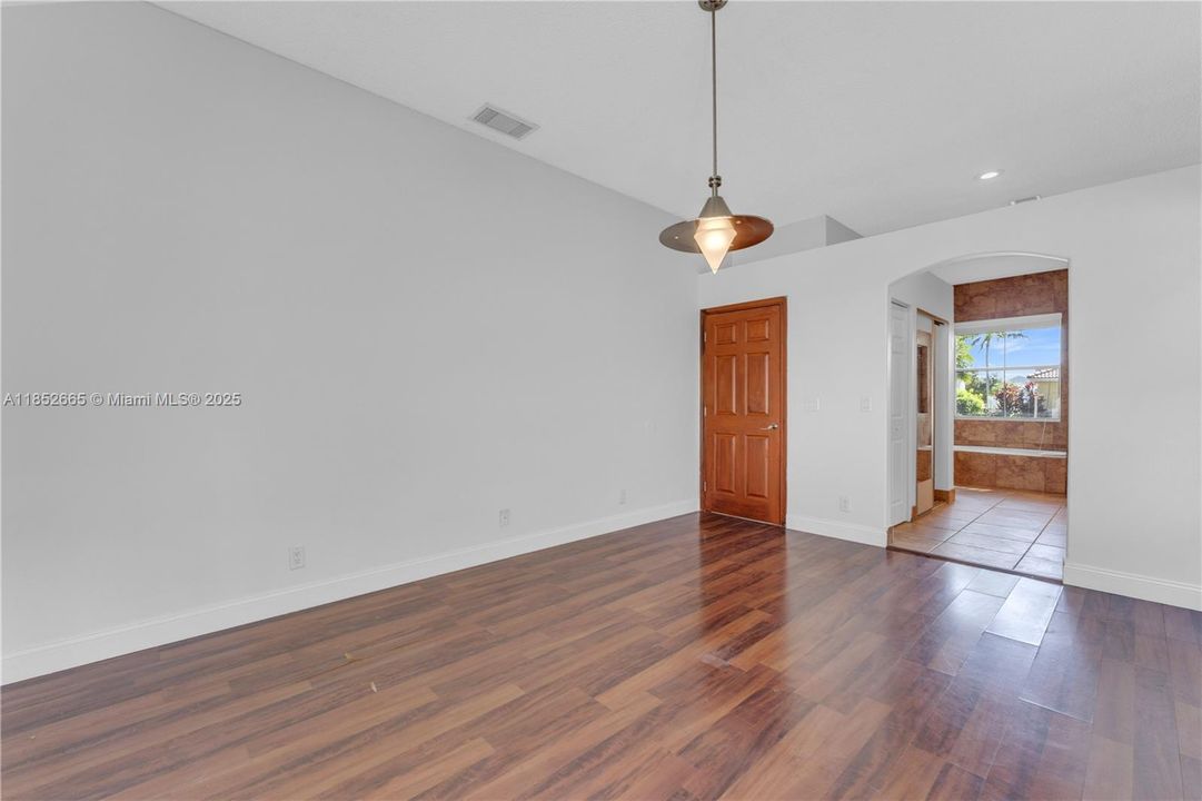 Activo con contrato: $800,000 (3 camas, 2 baños, 1814 Pies cuadrados)