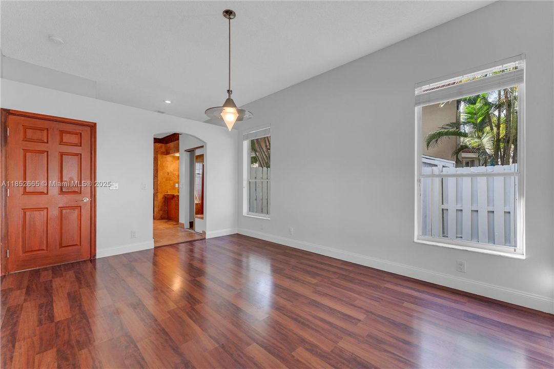 Activo con contrato: $800,000 (3 camas, 2 baños, 1814 Pies cuadrados)