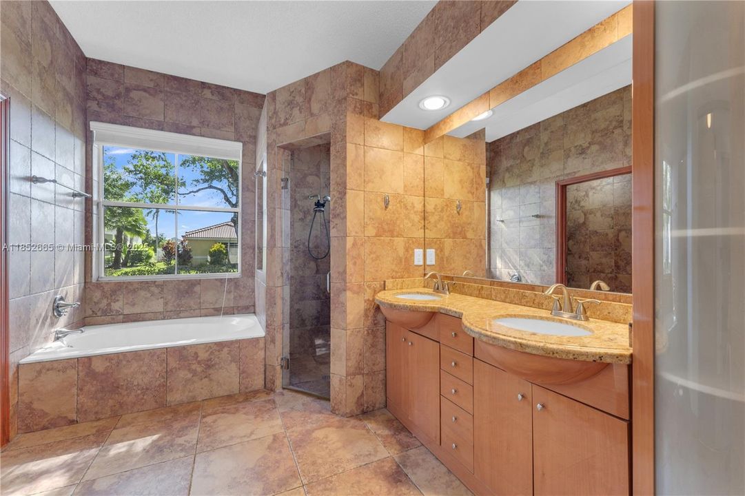 Activo con contrato: $800,000 (3 camas, 2 baños, 1814 Pies cuadrados)