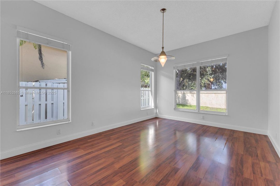 Activo con contrato: $800,000 (3 camas, 2 baños, 1814 Pies cuadrados)