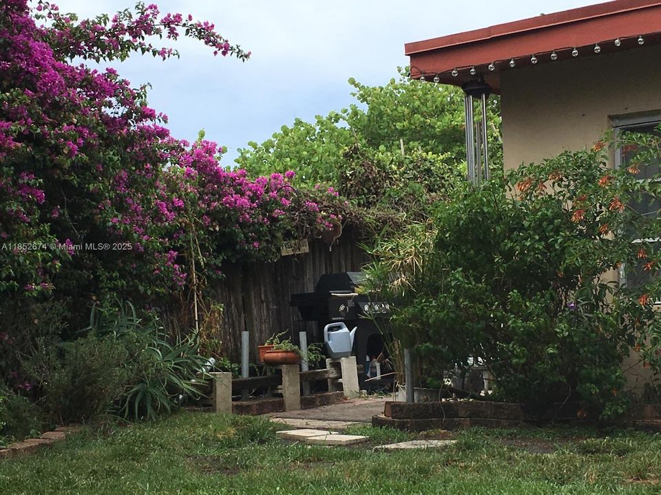 Недавно продано: $365,000 (3 спален, 1 ванн, 1347 Квадратных фут)