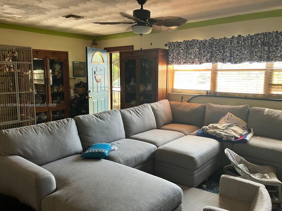 Недавно продано: $365,000 (3 спален, 1 ванн, 1347 Квадратных фут)