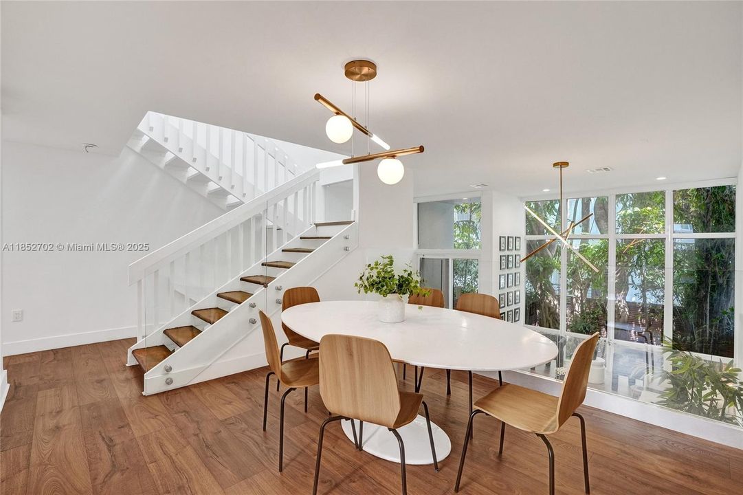 Vendido Recientemente: $1,250,000 (3 camas, 2 baños, 1720 Pies cuadrados)