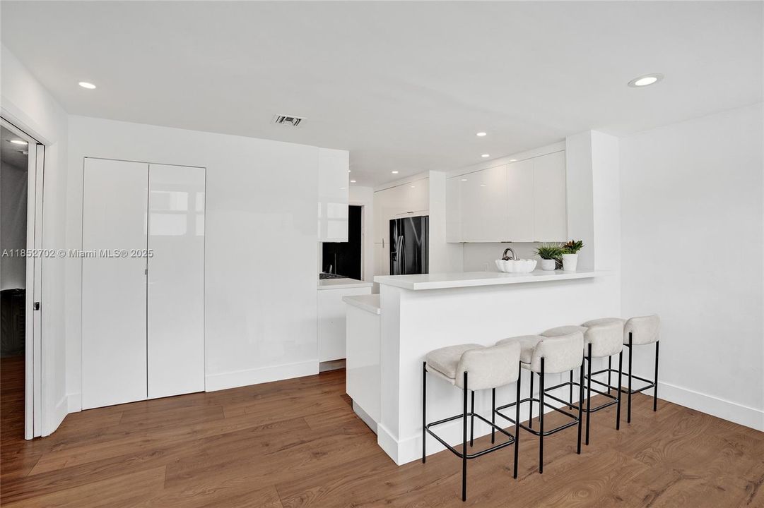 Vendido Recientemente: $1,250,000 (3 camas, 2 baños, 1720 Pies cuadrados)