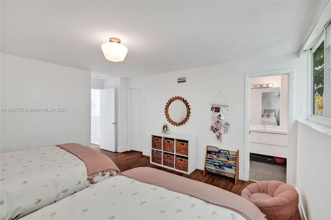 Vendido Recientemente: $1,250,000 (3 camas, 2 baños, 1720 Pies cuadrados)