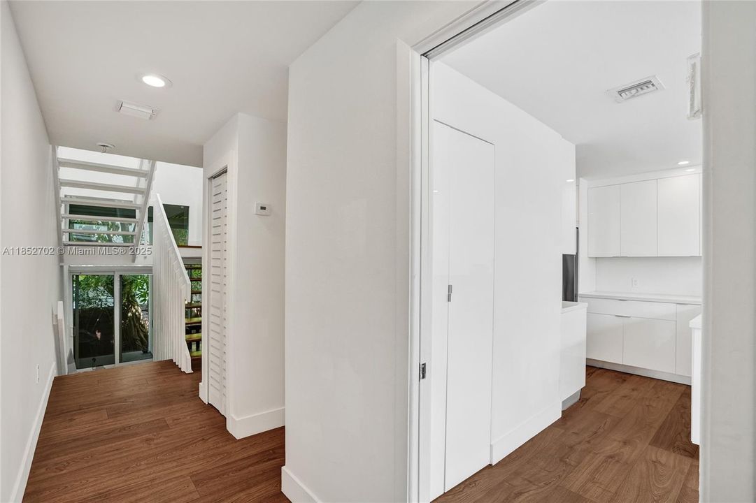 Vendido Recientemente: $1,250,000 (3 camas, 2 baños, 1720 Pies cuadrados)