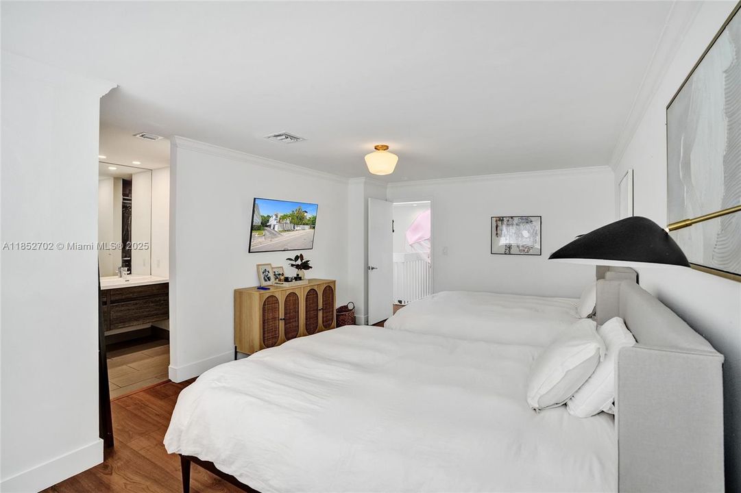 Vendido Recientemente: $1,250,000 (3 camas, 2 baños, 1720 Pies cuadrados)