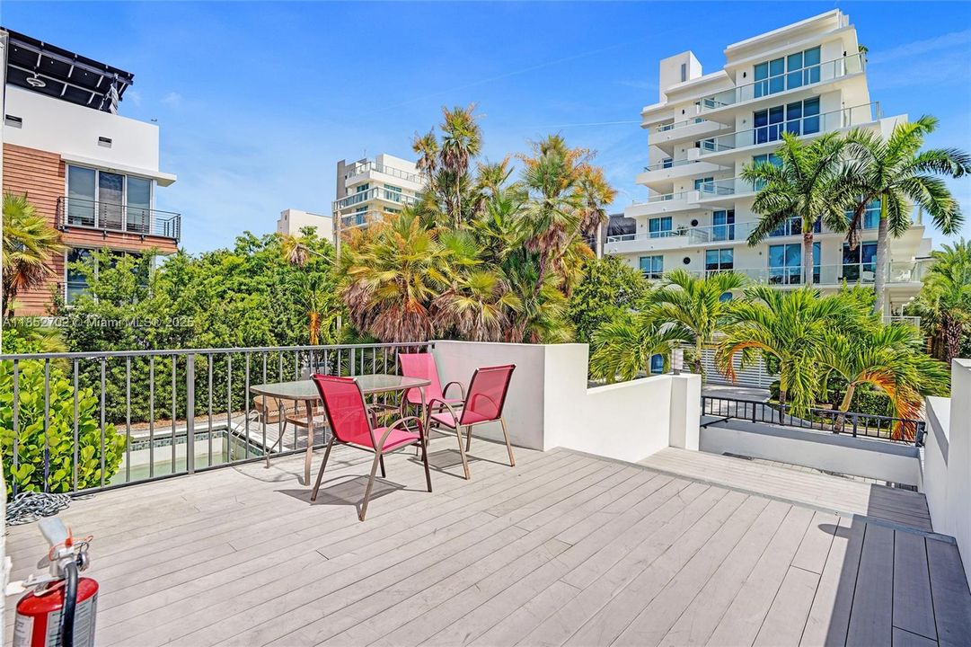 Vendido Recientemente: $1,250,000 (3 camas, 2 baños, 1720 Pies cuadrados)