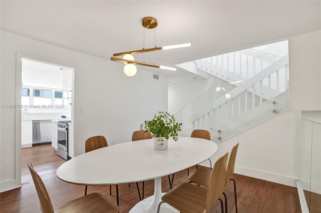 Vendido Recientemente: $1,250,000 (3 camas, 2 baños, 1720 Pies cuadrados)