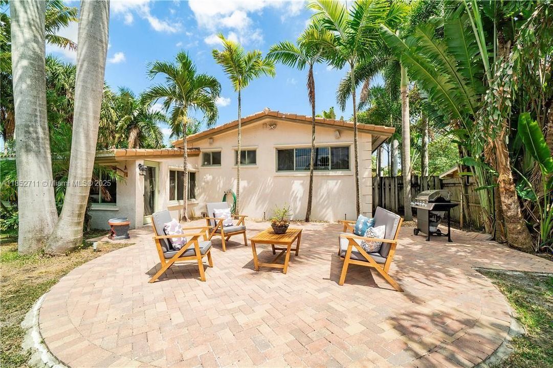 En Venta: $549,000 (3 camas, 2 baños, 1385 Pies cuadrados)