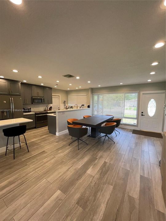 En Venta: $549,000 (3 camas, 2 baños, 1385 Pies cuadrados)