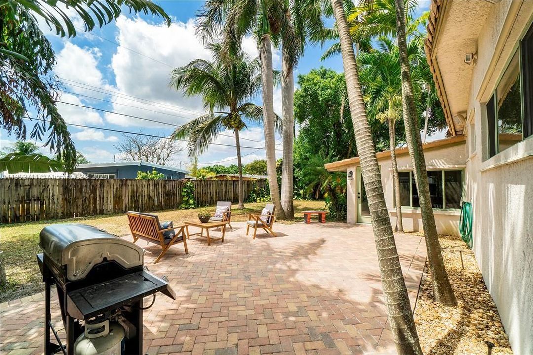 En Venta: $549,000 (3 camas, 2 baños, 1385 Pies cuadrados)