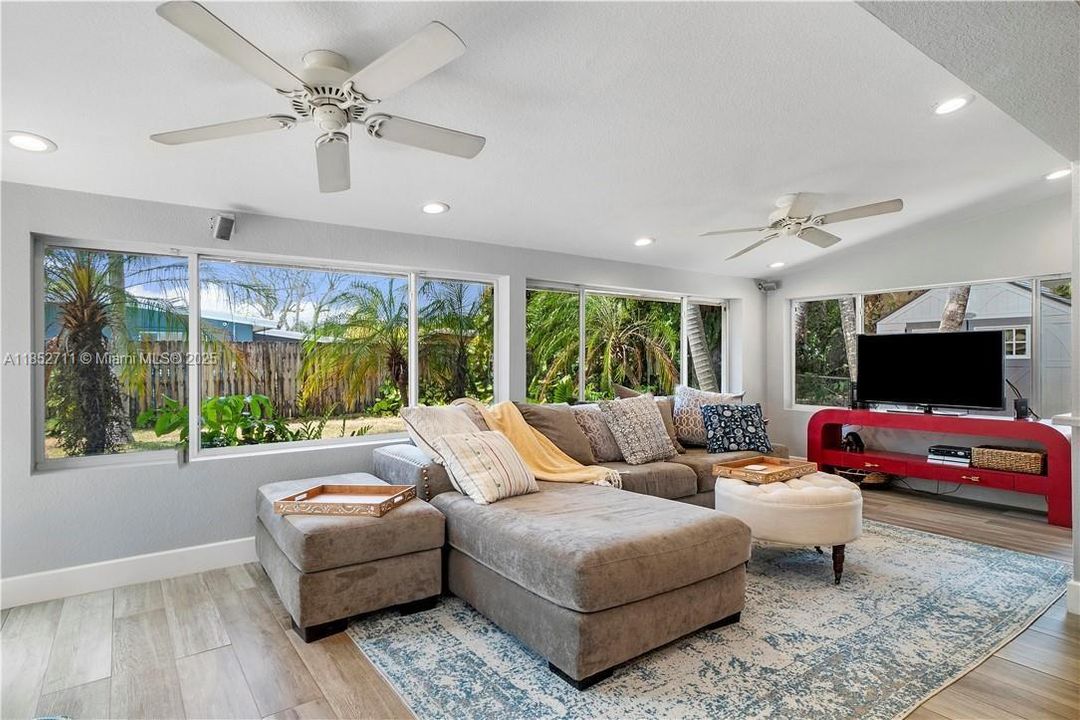 En Venta: $549,000 (3 camas, 2 baños, 1385 Pies cuadrados)