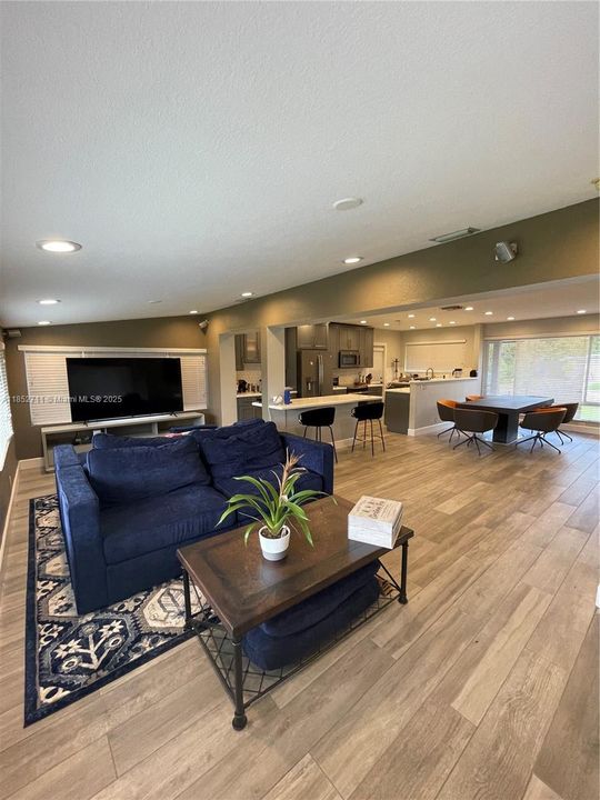 En Venta: $549,000 (3 camas, 2 baños, 1385 Pies cuadrados)